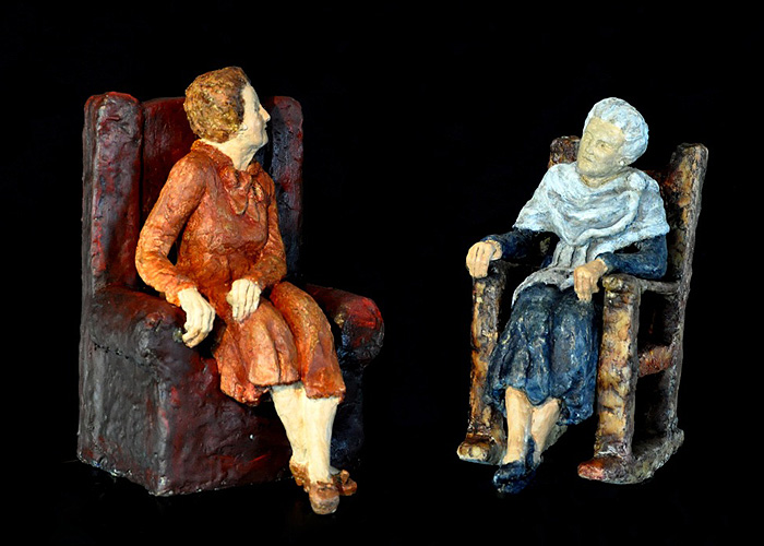 Medidas: Rosita: base: 28x20cms, altura: 35cms; Ludomilia: base: 16x27cms, altura: 32cms; Técnicas: resina; Año:2011