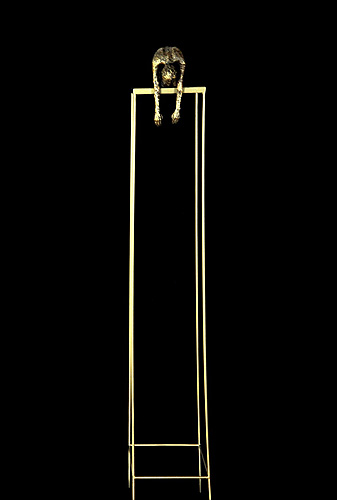 Medidas: ABANDONO base: 30x13cms, altura: 25cms; PEDESTAL: base: 30x30cms, altura: 165cms; Técnica: Bronce, pedestal fierro pintado; Año: 2011