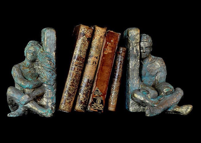 Medidas: Mujer: base: 13x18cms, altura: 19cms; Hombre: base: 16x21cms, altura: 19cms; Técnicas: bronce; Año: 2012
